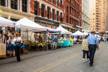 New York City - 24 Ağustos 2019: Manhattan'daki Astor Place'te insanların görünür olduğu çadır sokak fuarının manzarası.