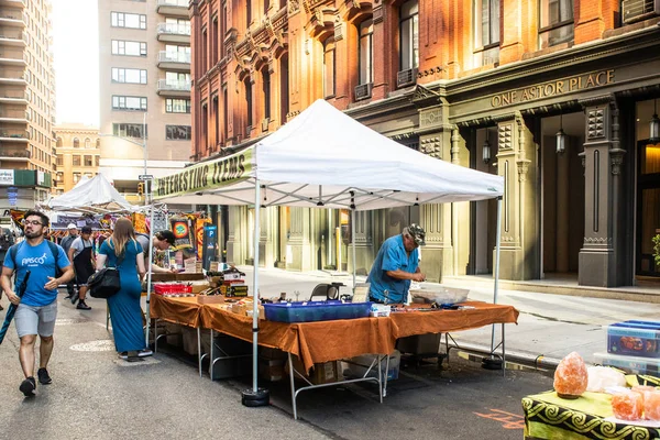 New York City - 24 Ağustos 2019: Manhattan'daki Astor Place'te insanların görünür olduğu çadır sokak fuarının manzarası.