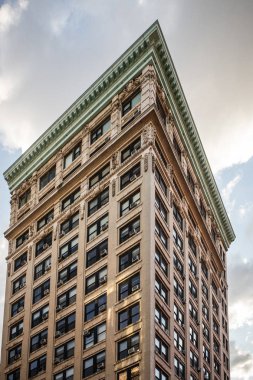 Bina eski New York mimarisi örneği gösterir.