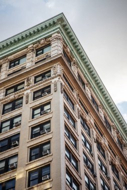 Bina eski New York mimarisi örneği gösterir.