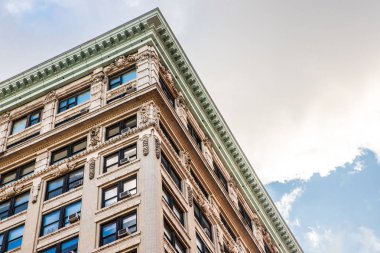 Bina eski New York mimarisi örneği gösterir.