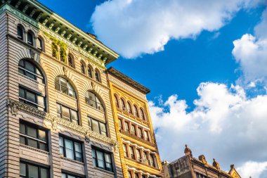 Bina eski New York mimarisi örneği gösterir.