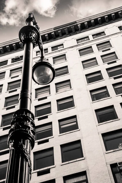 ヴィンテージ街灯とニューヨーク市の建築 — ストック写真