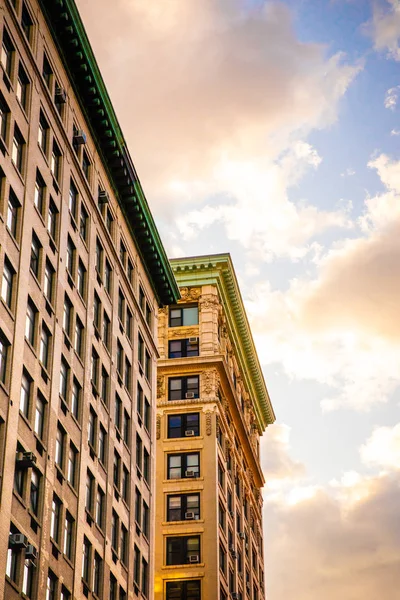 Bina eski New York mimarisi örneği gösterir.