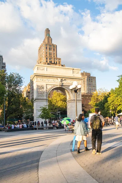 New York City, Ny - 24 Ağustos 2019: Greenwich Village Washington Square Park'tan sahne, Manhattan bir yaz öğleden sonra.