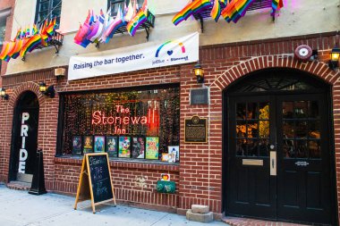 New York City - 24 Ağustos 2019: Greenwich Village Lower Manhattan'daki Tarihi Stonewall Inn gay barı