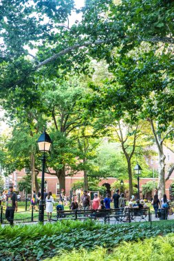 New York City - 24 Ağustos 2019: Greenwich Village Manhattan'daki Washington Square Park'tan bir yaz öğleden sonra görünümü. İnsanlar ve Nyu görünür.