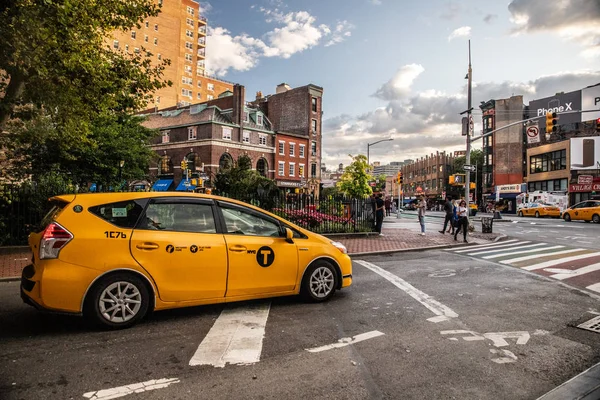 ニューヨーク市 2019年8月24日 タクシーでマンハッタンのグリニッジビレッジ ウエストビレッジのストリートシーン — ストック写真