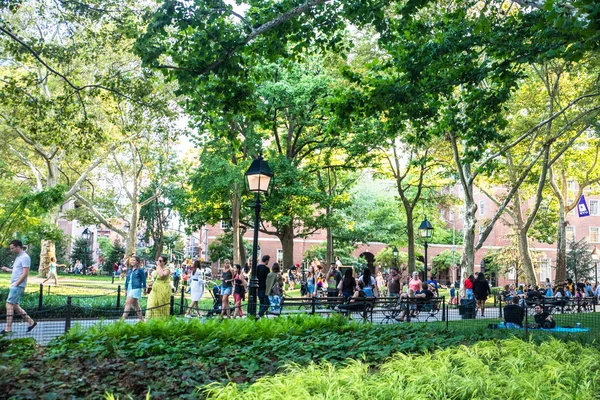 New York City - 24 Ağustos 2019: Greenwich Village Manhattan'daki Washington Square Park'tan bir yaz öğleden sonra görünümü. İnsanlar ve Nyu görünür.