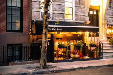 New York City - 24 Ağustos 2019: Manhattan'daki West Village'dan açık hava restoranı sokak sahnesi ve cumartesi akşamı yemek yiyen insanlar.