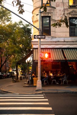 New York City - 24 Ağustos 2019: Manhattan'daki West Village'dan açık hava restoranı sokak sahnesi ve cumartesi akşamı yemek yiyen insanlar.