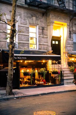 New York City - 24 Ağustos 2019: Manhattan'daki West Village'dan açık hava restoranı sokak sahnesi ve cumartesi akşamı yemek yiyen insanlar.