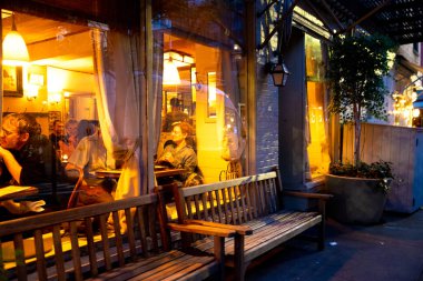 New York City - 24 Ağustos 2019: Greenwich Village, West Village Manhattan'dan gece görülen restoran, ışıklar ve geceleri insanların yer aldığı sokak sahnesi.