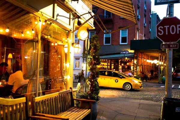 Nueva York City Agosto 2019 Escena Callejera Con Restaurante Luces —  Fotos de Stock