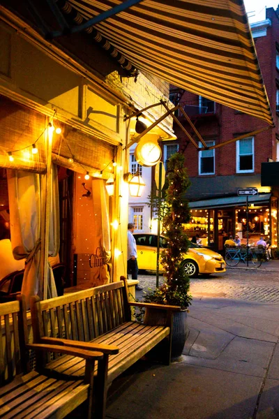 Нью Йорк Серпня 2019 Вулична Сцена Рестораном Ліхтарі Люди Вночі — стокове фото
