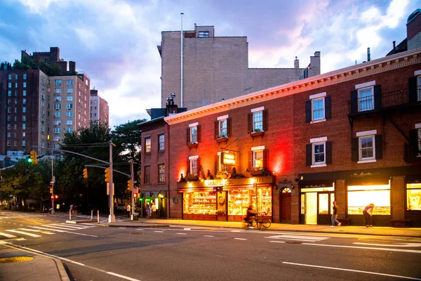 ニューヨーク市 2019年8月24日 グリニッジビレッジ ウエストビレッジマンハッタンから見た夜に点灯した店舗のストリートシーン — ストック写真