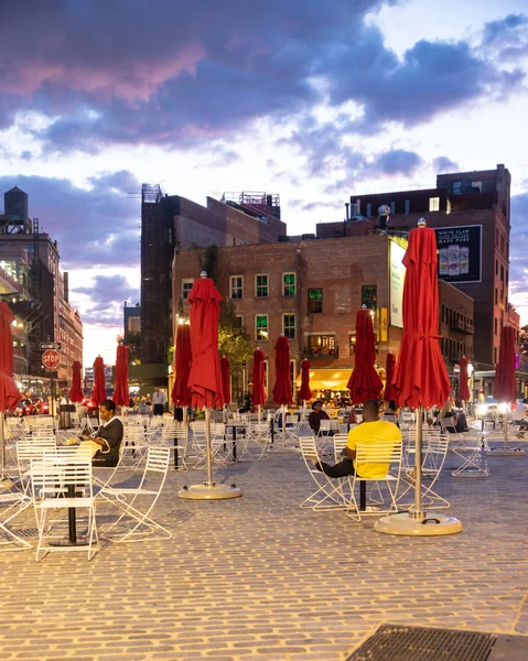 纽约市 2019年8月24日 在甘塞沃特广场的日落 人和户外桌子 — 图库照片