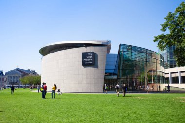 Amsterdam, Hollanda - 2 Eylül 2018: Van Gogh Müzesi'nin açık havada insanlarla birlikte görülmesi. 