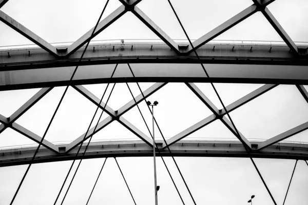 白黒の鋼鉄梁およびケーブルの構造 — ストック写真