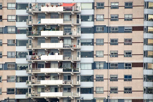 Genel mimariye sahip apartman.