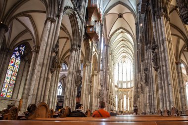 Köln, Almanya - 4 Eylül 2018: Halk ve mimariyle tarihi Saint Peters Katedrali Domkirche 'nin dış görünüşü