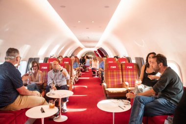 New York City, New York, ABD - 20 Eylül 2019: Kennedy Havaalanı, Twa Hotel'den görülen Connie olarak bilinen Lockheed Constellation uçağının İç Görünümü. Bu vintage uçak şimdi bir kokteyl salonu olarak açıktır