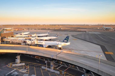 New York City - 20 Eylül 2019: New York 'taki John F. Kennedy Uluslararası Havaalanı' na giden pisti ticari jetlerle görüntülendi. 