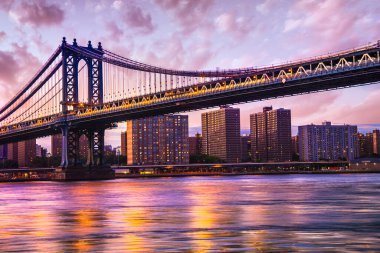 Brooklyn 'den New York' a kadar uzanan güzel Manhattan Köprüsü gün batımında