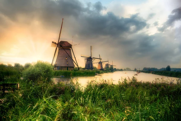 Schöne Holländische Windmühlen Und Landschaft Unter Dramatischem Sonnenuntergang Stockbild