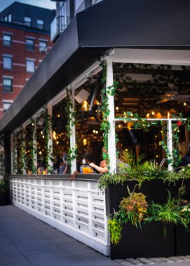 Örneğin Manhattan 'daki Coronavirus Covid-19 pandemisi sırasında açık havada yemek servisi.. 