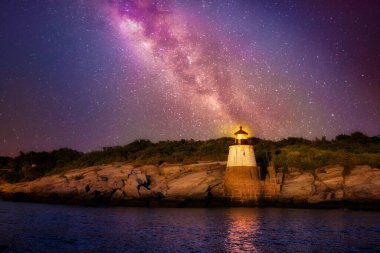 Samanyolu Galaksisi 'nin güzel yıldızları Rhode Island' daki Castle Hill Deniz Feneri üzerinde.