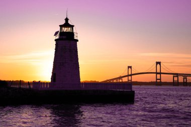 Newport Limanı Deniz feneri üzerinde gün batımı Köprü ve renkli gökyüzü