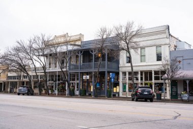 Fredericksburg, Teksas - 22 Şubat 2024 Tepedeki kasaba, Fredericksburg Texas 'tan tarihi binalar manzaralı sokak manzarası. 