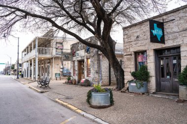 Fredericksburg, Teksas - 22 Şubat 2024 Tepedeki kasaba, Fredericksburg Texas 'tan tarihi binalar manzaralı sokak manzarası. 