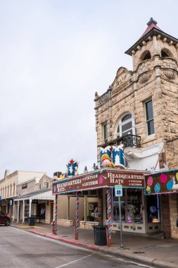 Fredericksburg, Teksas - 22 Şubat 2024 Tepedeki kasaba, Fredericksburg Texas 'tan tarihi binalar manzaralı sokak manzarası. 