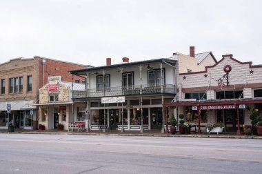 Fredericksburg, Teksas - 22 Şubat 2024 Tepedeki kasaba, Fredericksburg Texas 'tan tarihi binalar manzaralı sokak manzarası. 