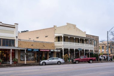 Fredericksburg, Teksas - 22 Şubat 2024 Tepedeki kasaba, Fredericksburg Texas 'tan tarihi binalar manzaralı sokak manzarası. 