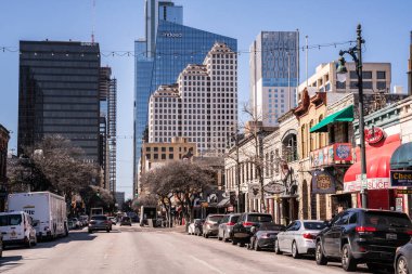 Austin, Teksas - 22 Şubat 2024: Austin, Teksas şehir merkezindeki birçok canlı müzik barlarıyla tanınan tarihi Altıncı Cadde