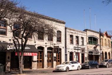 Austin, Teksas - 22 Şubat 2024: Austin, Teksas şehir merkezindeki birçok canlı müzik barlarıyla tanınan tarihi Altıncı Cadde