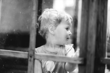 Küçük kız oynuyor. Tek renkli portre