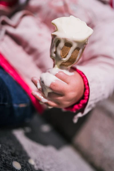 Detail Ice Cream Holding Little Girl High Quality Photo — Stock Photo, Image