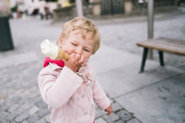 Retrato Niña Con Helado Foto Alta Calidad — Foto de Stock