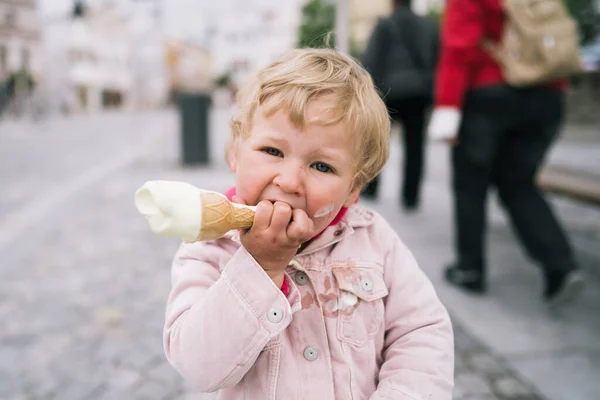 Портрет Маленькой Девочки Мороженым Высокое Качество Фото — стоковое фото