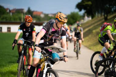 Güneşli bir günde bisiklet yarışı