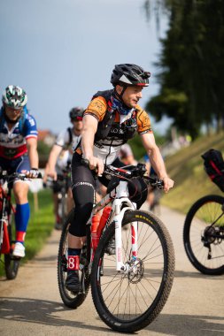 Güneşli bir günde bisiklet yarışı