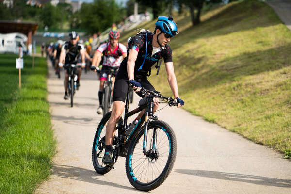 Отдых на велосипеде в солнечный день
