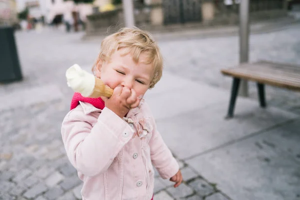 Портрет маленькой девочки с мороженым — стоковое фото