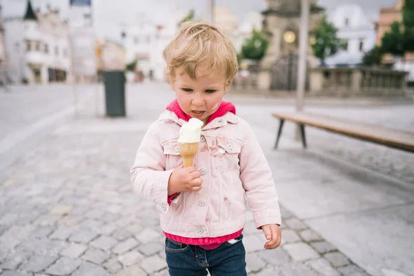 Ritratto di bambina con gelato — Foto Stock