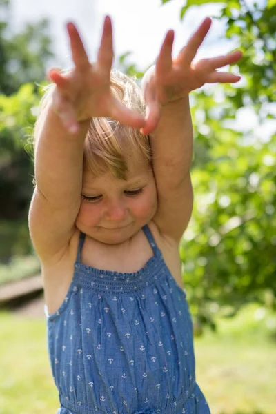 Klein meisje spelen in de tuin — Stockfoto