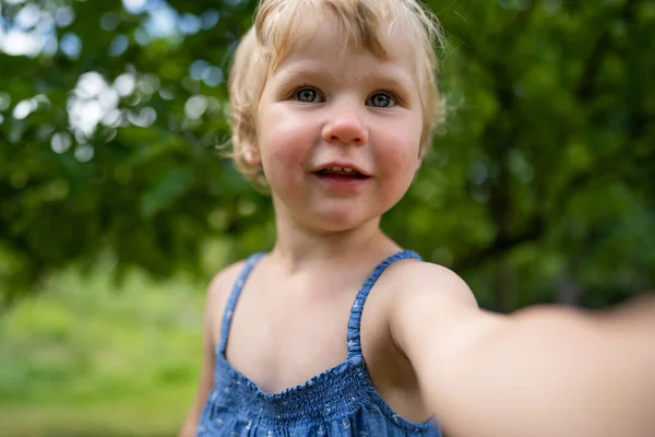 Kleines Mädchen spielt im Garten — Stockfoto